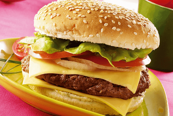 Hambúrguer completo em um pão com gergelim preparado com o mix Inventis Burguer